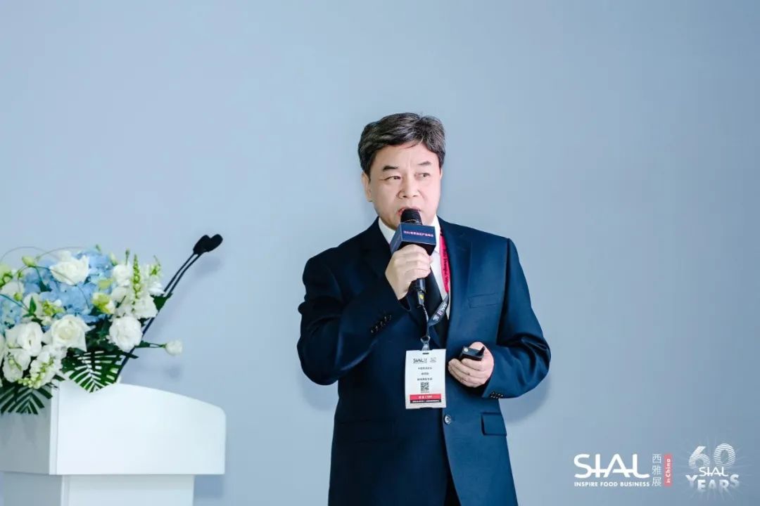 海關總署進出口食品安全局原一級巡視員，海關一級關務監督關銜，中國報關協會智庫高級專家徐明煥